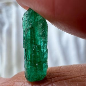 Natuurlijke, onbewerkte smaragdgroene potloodkristal, ongeslepen edelsteen voor draadwikkeling, los exemplaar 17,3 x 6,8 x 6 mm