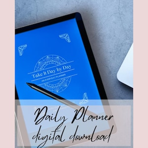 Könnte beinhalten: Ein digitaler Planer auf einem Tablet mit dem Text "Take It Day by Day" und "An Everyday Planner". Ein schwarzer Stift liegt auf dem Bildschirm. Die Worte "Daily Planner digital download" sind überlagert.