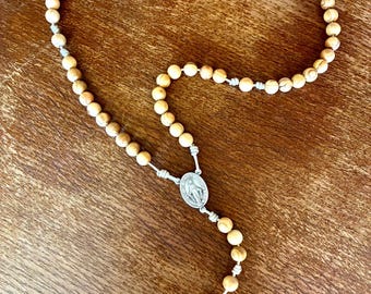 Rosario in legno personalizzato fatto a mano – Perle in legno d'ulivo, nere o scure – Medaglia Miracolosa – Regalo religioso cattolico