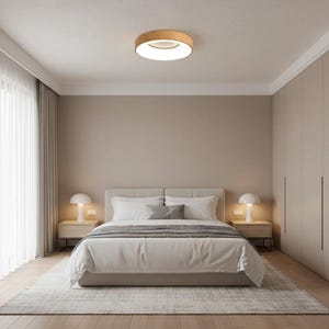 Puede incluir: Un dormitorio moderno con una paleta de colores neutros. El punto focal es una cama con ropa de cama blanca, flanqueada por dos mesitas de noche con lámparas. Una lámpara de techo de madera ilumina la habitación, y una alfombra grande cubre el suelo.