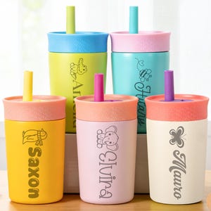 Puede incluir: Un conjunto de vasos con pajita personalizados para ni&ntilde;os. Cada vaso presenta una combinaci&oacute;n de colores diferente, un dibujo de animal y un nombre. Los vasos est&aacute;n dise&ntilde;ados para ni&ntilde;os y est&aacute;n hechos de un material duradero.