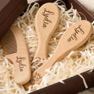 Graverat namn i trä för babyhårborstar, personligt set med babyborstar och kammar, babyshowerpresent, present till nybliven mamma, present till nyfödd