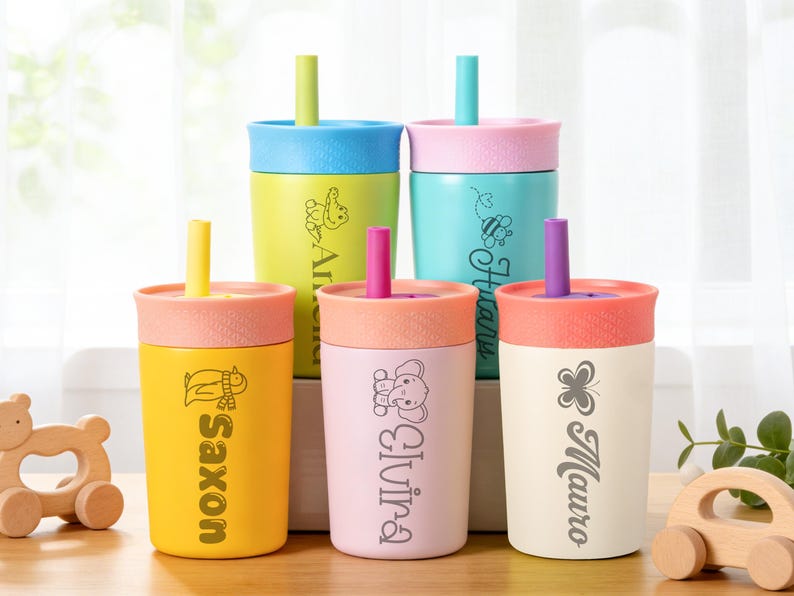 Puede incluir: Un conjunto de vasos con pajita personalizados para ni&ntilde;os. Cada vaso presenta una combinaci&oacute;n de colores diferente, un dibujo de animal y un nombre. Los vasos est&aacute;n dise&ntilde;ados para ni&ntilde;os y est&aacute;n hechos de un material duradero.