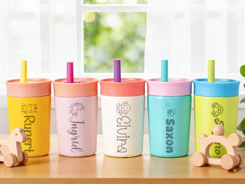 Puede incluir: Cinco vasos personalizados con tapas y pajitas. Cada vaso es de un color diferente: amarillo, rosa, blanco roto, turquesa y verde lima. Cada vaso tiene un nombre y un peque&ntilde;o gr&aacute;fico. Las pajitas y las tapas son de diferentes colores.