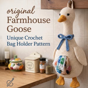 Könnte beinhalten: Ein cremefarbener gehäkelter Gänse-Beutelhalter mit einer blauen Schleife um den Hals und orangefarbenen Füßen. Die Gans hat einen langen Hals und einen gelben Schnabel. Der Text "original Farmhouse Goose" und "Unique Crochet Bag Holder Pattern" sind sichtbar.
