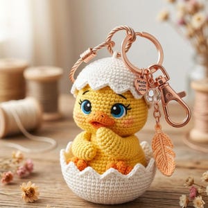 Pulcino dorato in uovo all'uncinetto - Portachiavi amigurumi, giocattolo di Pasqua (Download PDF)