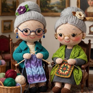 Op de afbeelding: Twee gehaakte poppen van oudere dames, elk met grijze knotjes, brillen en kleurrijke outfits. De ene pop breit een paars-blauwe sjaal, terwijl de andere een vierkant haakt. Een mand met garen staat in de buurt.