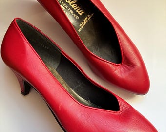 Vintage jaren 80 Aaltonen Folena rode kinderleren pumps | V-hals met spitse neus | Gemaakt in Finland, maat 6,5 US