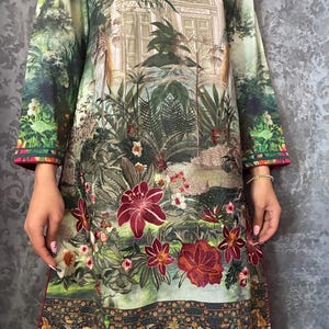 Vintage Pakistani Cotton Kameez – Exotic Garden & Palace Scene – Emerald Green Tassels – Size S