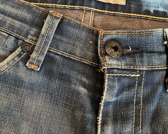 Vintage Levi's 519 Slim Straight Jeans | Tillverkade i Polen | Storlek 34x34 | 90-tals europeiska denim | Bleknat, slitet och whisker wash