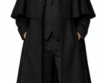 Op de afbeelding: Een zwarte wollen overjas met een cape-achtig ontwerp, gedragen over een bijpassend pak en een wit overhemd met een zwarte stropdas. De jas heeft een getailleerde pasvorm en een dubbele rij knopen. Geschikt voor formele gelegenheden, klassieke stijl.