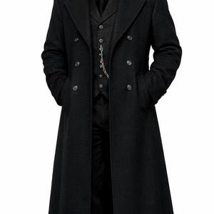 以下が含まれることがあります： 黒いウールコート、ダブルブレストのデザイン、黒いベストとズボンを着用。黒いシルクハットと懐中時計チェーンが含まれています。アンサンブルはクラシックなフォーマルスタイルです。