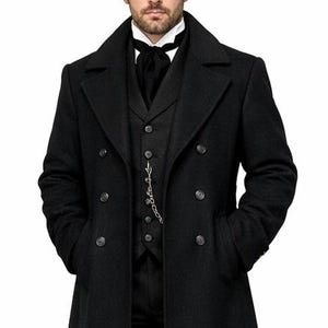以下が含まれることがあります： ダブルブレストのデザインの黒いウールコート。お揃いのベストと白い襟付きシャツと組み合わせています。コートは大きなボタンと懐中時計チェーンが特徴です。クラシックなフォーマルスタイルです。