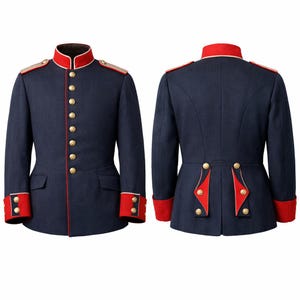 Puede incluir: Chaqueta azul marino de estilo militar con ribetes rojos y botones dorados. La chaqueta presenta cuello alto, charreteras y puños rojos. La parte trasera de la chaqueta tiene paneles rojos decorativos con botones dorados. Prenda formal clásica.