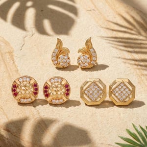 Elegante conjunto de pendientes de botón chapados en oro: 3 pares únicos con cristales y detalles de rubíes para mujeres y niñas.