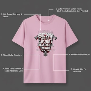 Puede incluir: Camiseta rosa claro con la frase "I HATE BEING SEXY BUT I'M A CHUBBY BEARDED MAN SO I CAN'T HELP IT". La camiseta tiene cuello acanalado y corte ajustado. Fabricada en tejido de algodón de primera calidad.