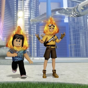Può includere: Tre personaggi dei cartoni animati con i capelli in fiamme sono in piedi su un marciapiede di fronte a un paesaggio urbano futuristico. Un personaggio indossa una camicia rossa e pantaloni color cachi, un altro una camicia blu e pantaloni neri, e il terzo una camicia gialla e pantaloncini marroni.