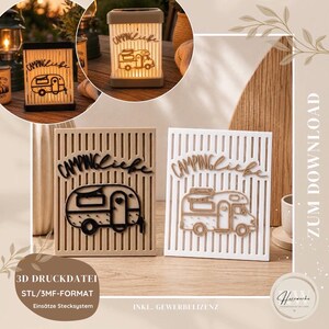 Op de afbeelding: Decoratieve items met campingthema. De afbeelding toont een verlichte lantaarn en twee vierkante plaquettes met een camperontwerp en de woorden "Camping Liebe". De lantaarn en plaquettes zijn beige en wit.