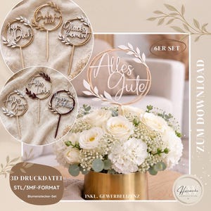 Puede incluir: Adornos de pastel de madera con frases como "Happy Birthday" y "Alles Gute", dispuestos alrededor de un arreglo floral. Los adornos tienen un diseño circular con detalles de hojas. La imagen también incluye texto: "6ER SET" y "3D DRUCKDATEI STL/3MF-FORMAT Blumenstecker-Set."