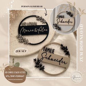 May include: A set of two personalized wooden signs. One is black with the text "HIER WOHNEN Marie & Alex", the other is beige with "FAMILIE Schneider". Both have a circular design with leaf accents. The signs are designed for 3D printing.