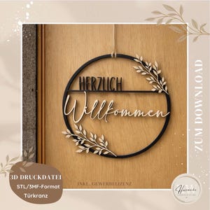 Puede incluir: Un letrero redondo de madera negra con las palabras "HERZLICH Willkommen" en una fuente decorativa. El letrero está adornado con detalles de hojas y está colgado en una puerta de madera. El letrero es un letrero de bienvenida.