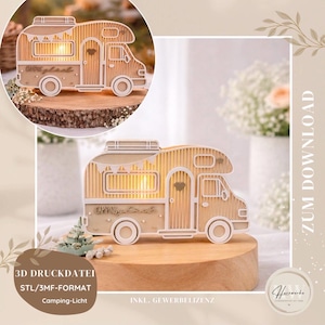 Könnte beinhalten: Eine holzfarbene Wohnwagen-Lampe mit warmem Licht und aufwendigen Ausschnitten. Das Design umfasst Räder, Fenster und eine Tür mit Herz. Der Text "Camping Licht" ist sichtbar. Die Lampe steht auf einem Holzsockel.