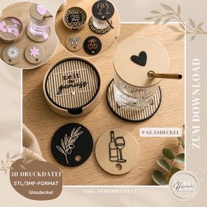 Puede incluir: Un conjunto de tapas circulares para vasos con diversos diseños, incluyendo un corazón negro, una rama de olivo, una botella de vino y una copa. El set presenta textos como 'zeit für genuss', 'good vibes' y 'cheers my dears' junto a patrones variados.