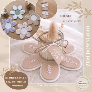 Puede incluir: Un conjunto de portavelas con forma de flor y etiquetas. Los portavelas son de varios colores pastel, con un borde blanco y texto. Las etiquetas tienen elementos decorativos y texto. La imagen también incluye un pequeño tarro de cristal con flores secas.