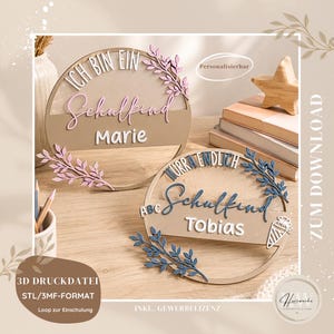 Könnte beinhalten: Zwei runde Holzschilder zur Einschulung. Ein Schild trägt die Aufschrift Ich bin ein Schulkind Marie mit rosa Blättern. Das andere Schild zeigt Hurra endlich Schulkind Tobias mit blauen Blättern, ABC-Buchstaben und einer Schultüten-Grafik.