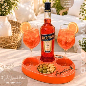 Könnte beinhalten: Ein orangefarbenes 3D-gedrucktes Serviertablett mit einer zentralen Flaschenhalterung, zwei Glashaltern und einer kleinen runden Schale mit Oliven und Crackern. Das Tablett trägt den Text Aperitivo Station sowie eine Flasche und zwei Gläser.