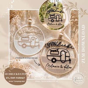 Könnte beinhalten: Runder Holzschmuck mit einem Wohnwagen-Design und dem Text "CAMPINGLiebe". Der Schmuck ist mit den Namen "Melanie & Alex" personalisiert. Er enthält eine Juteschnur zum Aufhängen und Holzperlen.