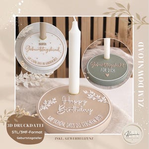 Op de afbeelding: Een beige kandelaar met de woorden "Happy Birthday" en decoratieve bladeren. De afbeelding toont ook twee kleinere kandelaars met Duitse tekst. Een witte kaars staat in het midden.