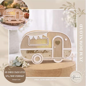 Könnte beinhalten: Ein beigefarbenes, lasergeschnittenes Wohnwagen-Licht mit den Worten "Camping Liebe" und einem Herz auf der Tür. Der Wohnwagen steht auf einem Holzsockel und ist mit kleinen Blumen verziert. Das Bild enthält auch den Text "3D Druckdatei STL/3MF-FORMAT Camper-Licht".