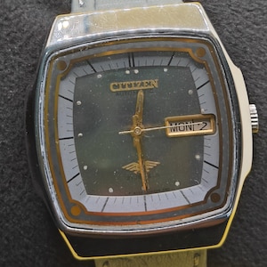 Peut inclure: Une tasse en céramique blanche avec une anse noire et le texte "But First, Coffee" en noir, en gras. La tasse est posée sur une surface blanche. La tasse mesure environ 10 cm de haut.