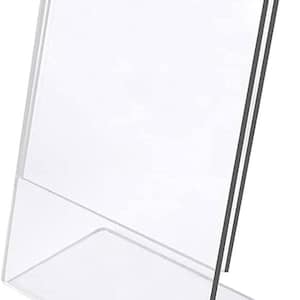 Könnte beinhalten: Ein rustikales Holzschild mit dem Text "Welcome to our home" in weißen Buchstaben. Das Schild hat eine Used-Optik und ein schlichtes, einladendes Design, perfekt für eine Veranda oder einen Eingangsbereich.