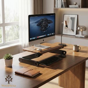 Puede incluir: Un escritorio de madera moderno con un monitor de computadora, teclado y soporte ajustable. Una peque&ntilde;a planta suculenta en una maceta blanca y un cuaderno de cuero marr&oacute;n tambi&eacute;n est&aacute;n en el escritorio. La habitaci&oacute;n est&aacute; bien iluminada.