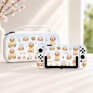 Può includere: Una custodia da trasporto bianca e una skin per console abbinata con sfondo azzurro, decorate con illustrazioni di cuccioli dorati con cuffie, margherite e fragole. Il testo "Cute Puppy", "Soft & Fluffy" e "Daisy Dreams" è visibile.