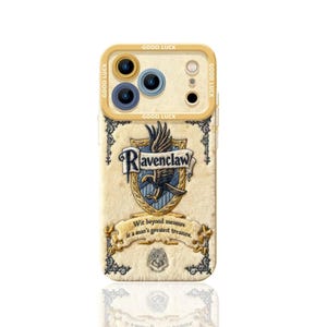 Puede incluir: Una funda de teléfono con el escudo de Ravenclaw, en azul y dorado. La funda tiene las palabras "Good Luck" impresas alrededor de la cámara y el texto "Wit beyond measure is a man's greatest treasure."