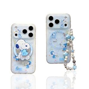 Puede incluir: Dos fundas transparentes para teléfono con un diseño de Snoopy en azul claro. Una funda tiene una figura de Snoopy sosteniendo un corazón azul, y la otra tiene una correa de cuentas con dijes de estrella azules. Las fundas presentan a Snoopy en varias poses.