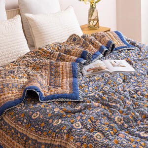 Edredón con estampado de bloques en azul oscuro y ocre dorado, colcha de algodón floral, ropa de cama rústica, decoración de lujo para el hogar, edredón reversible de algodón
