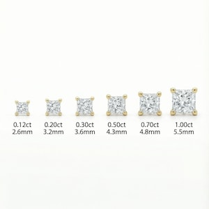 Puede incluir: Colecci&oacute;n de seis pendientes de diamantes cuadrados de diferentes tama&ntilde;os, engastados en oro. Los tama&ntilde;os var&iacute;an de 0,12 ct (2,6 mm) a 1,00 ct (5,5 mm), presentados sobre un fondo blanco. Cada pendiente est&aacute; etiquetado con su peso en quilates y tama&ntilde;o en mil&iacute;metros.