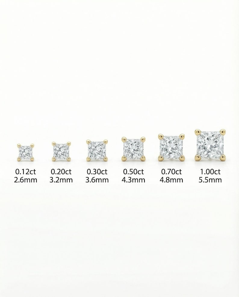 Puede incluir: Colecci&oacute;n de seis pendientes de diamantes cuadrados de diferentes tama&ntilde;os, engastados en oro. Los tama&ntilde;os var&iacute;an de 0,12 ct (2,6 mm) a 1,00 ct (5,5 mm), presentados sobre un fondo blanco. Cada pendiente est&aacute; etiquetado con su peso en quilates y tama&ntilde;o en mil&iacute;metros.