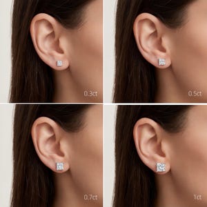 Puede incluir: Cuatro im&aacute;genes que muestran pendientes de diamantes de talla cuadrada de diferentes pesos en quilates: 0,3 ct, 0,5 ct, 0,7 ct y 1 ct. Cada imagen muestra una oreja con un pendiente diferente, destacando las variaciones de tama&ntilde;o.