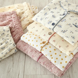 Piżama damska z bawełny w kwiaty | Piżama z gazy | Oddychająca bluzka zapinana na guziki z elastycznymi spodniami w pasie