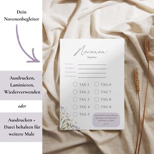 Könnte beinhalten: Eine weiße Novenen-Begleiter-Karte mit deutschem Text und floralem Design. Die Karte enthält Abschnitte für Novene, Anliegen, Startdatum und Enddatum sowie Kreise für die Tage 1-9. Auf einem beigefarbenen Stoffhintergrund.