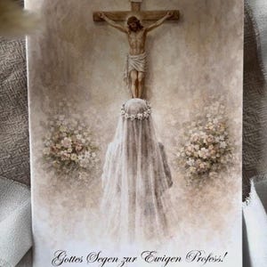 Può includere: Una carta religiosa rettangolare con un'illustrazione ad acquerello di una figura con velo bianco e corona di fiori di fronte a un crocifisso in legno con Gesù. Due mazzi di fiori fiancheggiano la figura. Il testo recita Gottes Segen zur Ewigen Profess!