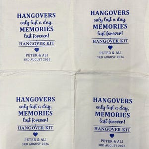 Puede incluir: Cuatro bolsas de algod&oacute;n de color blanco roto con cord&oacute;n y texto azul que dice HANGOVERS only last a day, MEMORIES last forever! HANGOVER KIT, un peque&ntilde;o icono de coraz&oacute;n y los nombres PETER & ALI con la fecha 3RD AUGUST 2026 impresa.