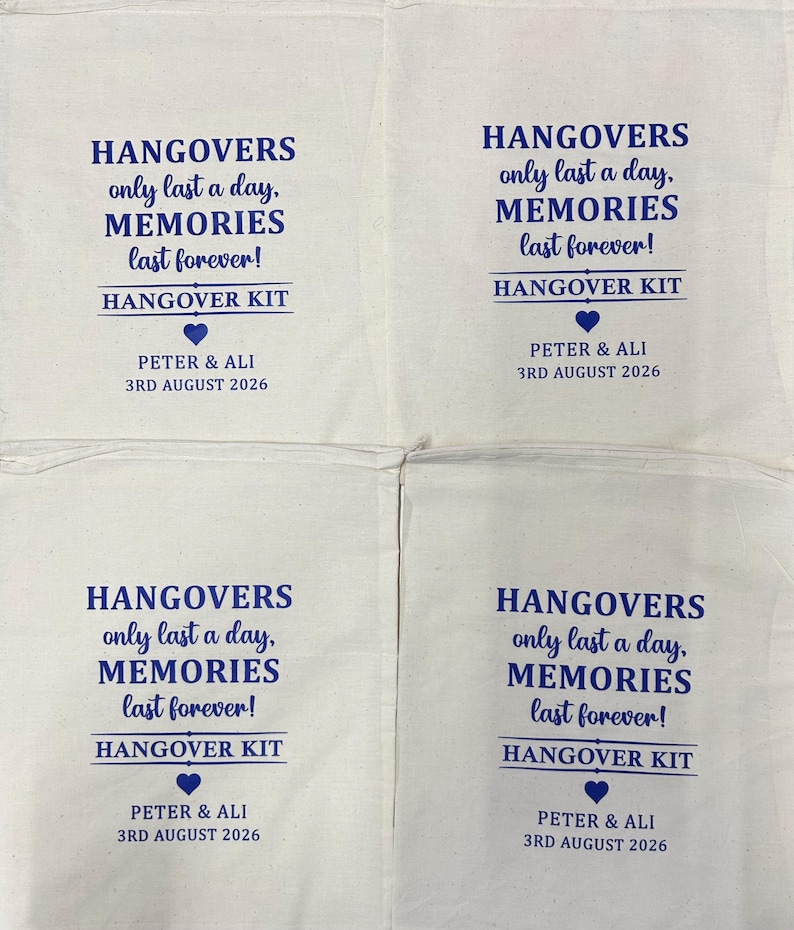 Puede incluir: Cuatro bolsas de algod&oacute;n de color blanco roto con cord&oacute;n y texto azul que dice HANGOVERS only last a day, MEMORIES last forever! HANGOVER KIT, un peque&ntilde;o icono de coraz&oacute;n y los nombres PETER & ALI con la fecha 3RD AUGUST 2026 impresa.