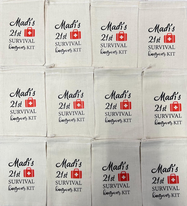 Puede incluir: Un conjunto de doce bolsas de algod&oacute;n de color hueso con cord&oacute;n, dispuestas en cuadr&iacute;cula. Cada bolsa presenta el texto negro Madi's 21st SURVIVAL hangover KIT y un icono de cruz m&eacute;dica roja sobre un gr&aacute;fico de bolsa rectangular roja.
