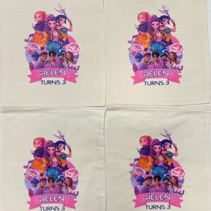 Puede incluir: Cuatro bolsas de algod&oacute;n de color blanco roto con cord&oacute;n, cada una con un estampado gr&aacute;fico colorido de personajes animados, un gato azul, bolas de discoteca y una pancarta rosa con el texto HELEN TURNS 3. El dise&ntilde;o incluye varias figuras con atuendos vibrantes.